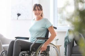 Donna in sedia a rotelle a casa