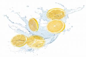 bere acqua e limone