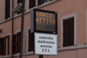 insegna luminosa ZTL