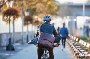 uomo in bicicletta