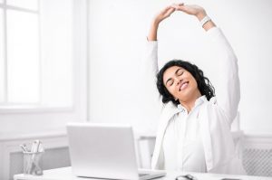 Bella ragazza si stiracchia