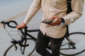 smartphone e bicicletta