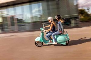 donne su scooter elettrico