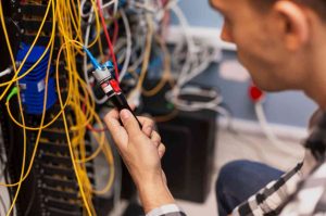 ingegnere testa fibra ottica