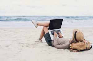 laptop ragazza spiaggia