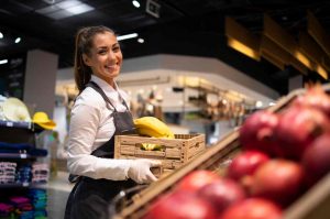 Donna supermercato frutta