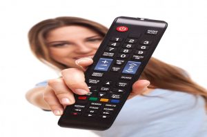 donna mostra telecomando