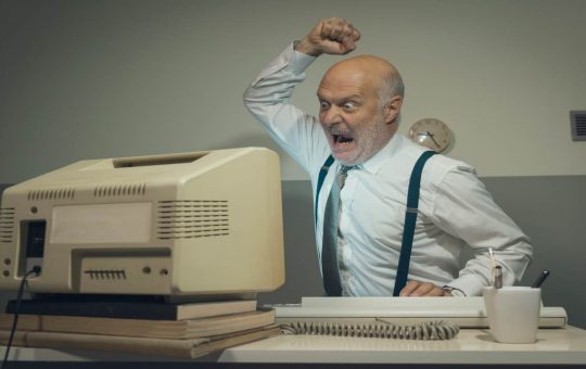uomo arrabbiato computer