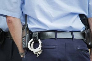 agente di polizia in divisa
