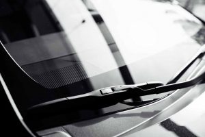 Adesivo sul parabrezza dell'auto per inserire i documenti